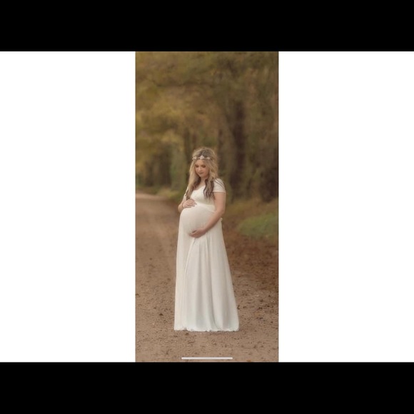 Size medium-large maternity dress!! Very beautiful & stretchy. - Picture 2 of 3